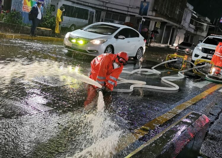 Zonas de Ilopango y calles de San Salvador se inundan esta noche por fuertes tormentas