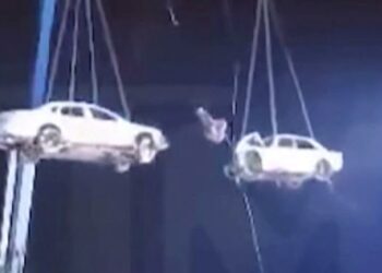 (VIDEO) Un concursante de “America’s Got Talent: Extreme” casi muere en un número de escapismo