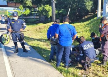 Motociclista resulta lesionado tras impactar con un autobús en Santa Tecla