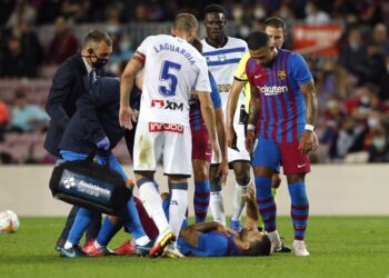 Kun Agüero preocupó a todos en Barcelona: pidió el cambio en el primer tiempo con un extraño gesto de dolor