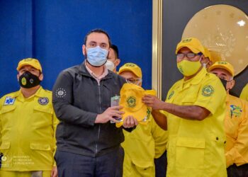 Gobierno salvadoreño entregó aporte económico a Comandos de Salvamentos para la restauración de ambulancias