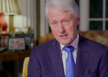 El ex presidente Bill Clinton continúa hospitalizado mientras se recupera de una infección