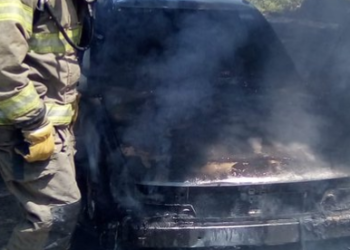 Bomberos sofocan incendio de un vehículo en San Salvador