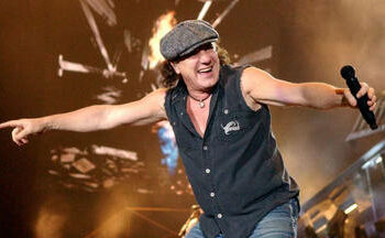 Brian Johnson cumple 74 años: Un accidente de oído que casi lo saca del rock, la boina infaltable y el destino marcado por AC/DC