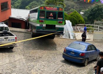 Autobús que presentó desperfectos mecánicos se estrelló contra una vivienda en Comasagua, La Libertad