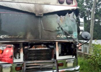 Bomberos sofocan incendio de bus en Ilopango