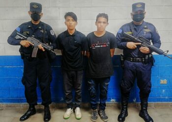 Capturan a dos sujetos por asaltar con un cuchillo afuera de un centro comercial en Soyapango