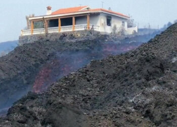 (VIDEO) Una casa rodeada por flujos de lava sobrevive en solitario a la erupción en La Palma