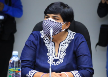 Exministra de Educación confirma que tenía un pago extra de $9,000 mientras estuvo en el gobierno de Saca