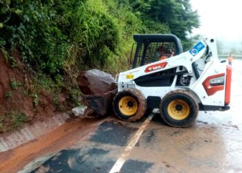 Reportan múltiples derrumbes en la carretera Panamericana