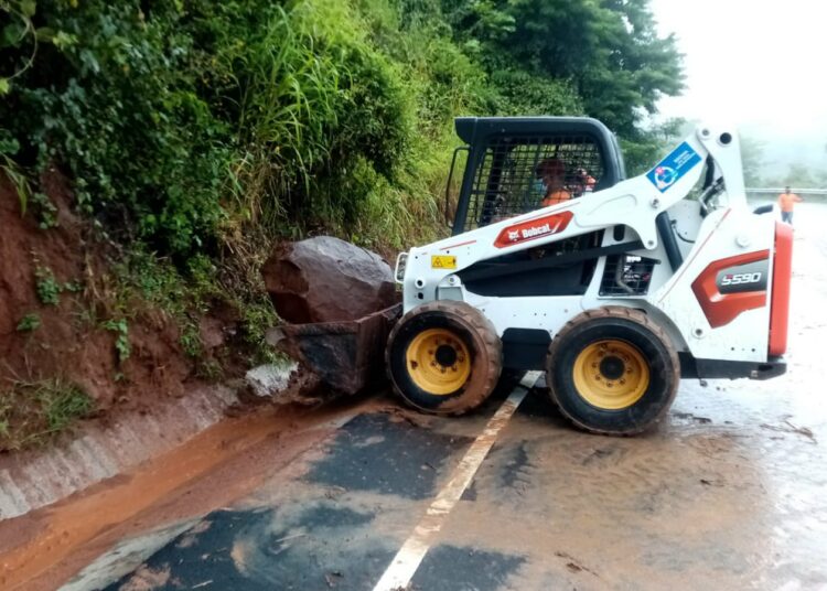 Reportan múltiples derrumbes en la carretera Panamericana