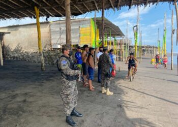 Realizan búsqueda de una persona que fue arrastrada por oleaje en playa El Majahual