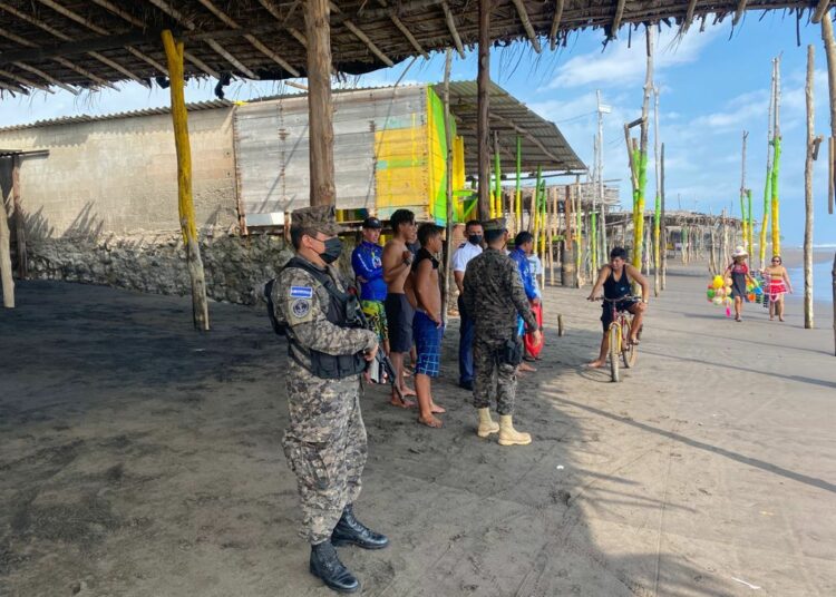 Realizan búsqueda de una persona que fue arrastrada por oleaje en playa El Majahual