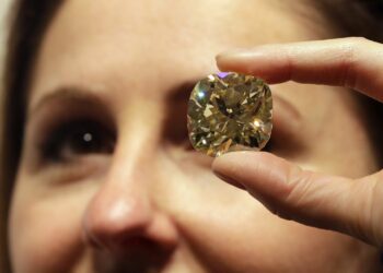 Una mujer casi tira a la basura un diamante de 2,7 millones de dólares creyendo que era una baratija