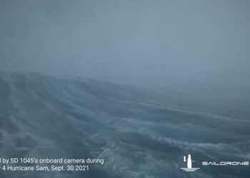 (VIDEO) Dron oceánico capta por primera vez imágenes desde el interior de un huracán de categoría 4 en altamar