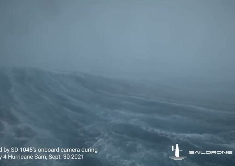 (VIDEO) Dron oceánico capta por primera vez imágenes desde el interior de un huracán de categoría 4 en altamar