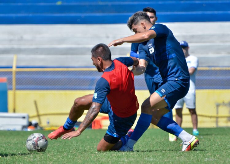 El DT de El Salvador, Hugo Pérez podrían hacer debutar a varios jugadores en la triple fecha de las eliminatorias de la Concacaf