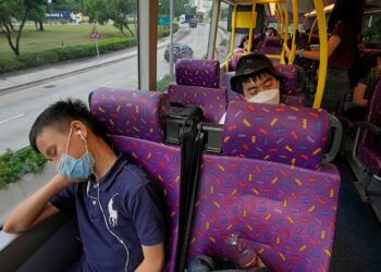 Ofrecen en Hong Kong excursiones para dormir en un autobús para quienes tienen problemas para conciliar el sueño