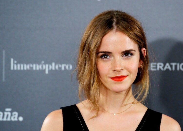 Emma Watson reaparece luciendo un top corto de flores y falda plisada