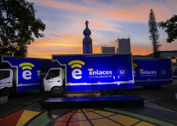 Gobierno inicia entrega de computadoras en puntos móviles en todo el país