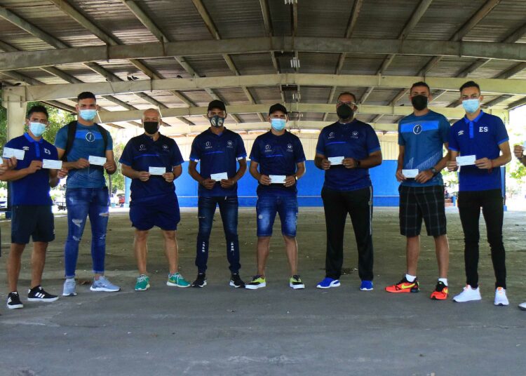 INDES se mantiene al día con la entrega del estímulo a los jugadores de la selección de fútbol playa