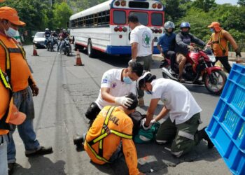 Motociclista imprudente golpea a trabajador de FOVIAL