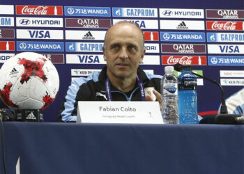 El DT de Honduras Fabián Coito se excusa tras la derrota ante México