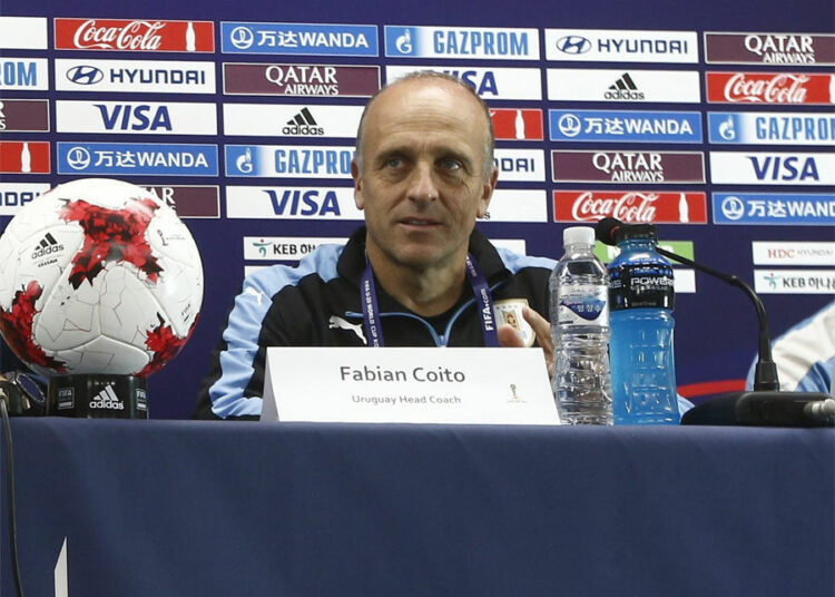 El DT de Honduras Fabián Coito se excusa tras la derrota ante México