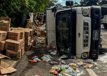 Furgón que transportaba paquetes solidarios se accidenta tras explosión de una de sus llantas en Sonsonate