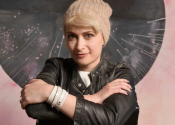 Quién era Halyna Hutchins, la directora de fotografía que murió en pleno set de grabación por un disparo de Alec Baldwin