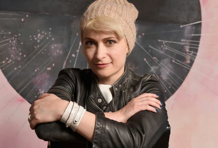 Quién era Halyna Hutchins, la directora de fotografía que murió en pleno set de grabación por un disparo de Alec Baldwin