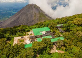 Reaperturan Hotel de Montaña Cerro Verde en Santa Ana