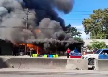 Bomberos atienden incendio en bodega ubicada en la carretera Troncal del Norte