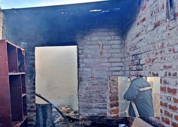 Bomberos sofocan incendio en vivienda deshabitada y evitan que se propague a casas cercanas