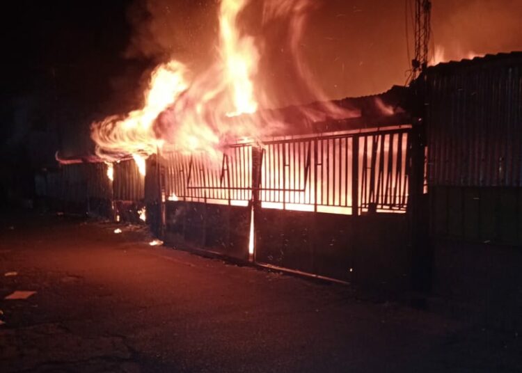 Bomberos atienden incendio en mercado Colón de Santa Ana