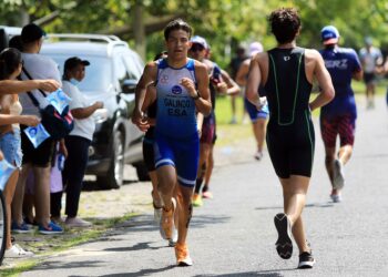 Los triatlonistas salvadoreños Michelle Martínez y Juan Galindo destacaron en elfogueo en Amatique Bay, Guatemala