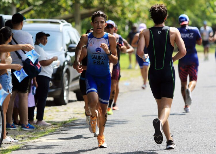 Los triatlonistas salvadoreños Michelle Martínez y Juan Galindo destacaron en elfogueo en Amatique Bay, Guatemala