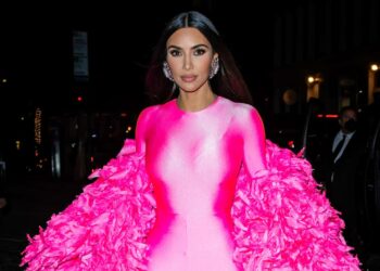 Thalía asegura que Kim Kardashian le ha ‘copiado’ con su último look