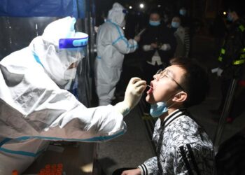 China pone en cuarentena a la ciudad de Lanzhou, de 4 millones de habitantes, debido al alza de casos de covid-19