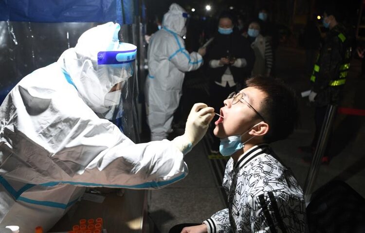 China pone en cuarentena a la ciudad de Lanzhou, de 4 millones de habitantes, debido al alza de casos de covid-19