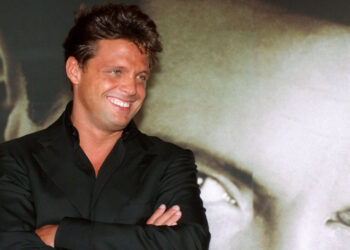 ¿Quién fue la inspiración? Ésta es la historia de ‘Por debajo de la mesa’, canción que interpreta Luis Miguel