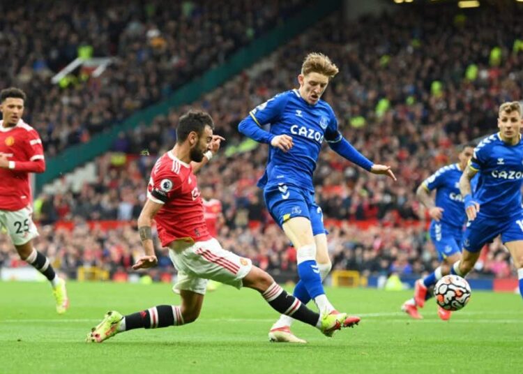 El Man United vuelve a ceder puntos de local tras empate frente al Everton