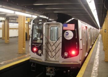 (VIDEO) mujer se salva de ser atropellada por el metro de Nueva York después de que intentaran arrojarla a las vías