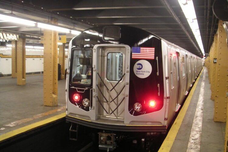 (VIDEO) mujer se salva de ser atropellada por el metro de Nueva York después de que intentaran arrojarla a las vías