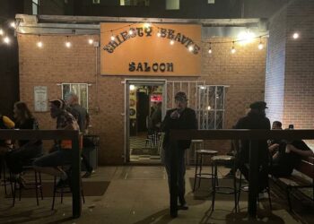 Mick Jagger pasó inadvertido en un bar de Carolina del Norte: tomó una cerveza tras un concierto y nadie lo reconoció