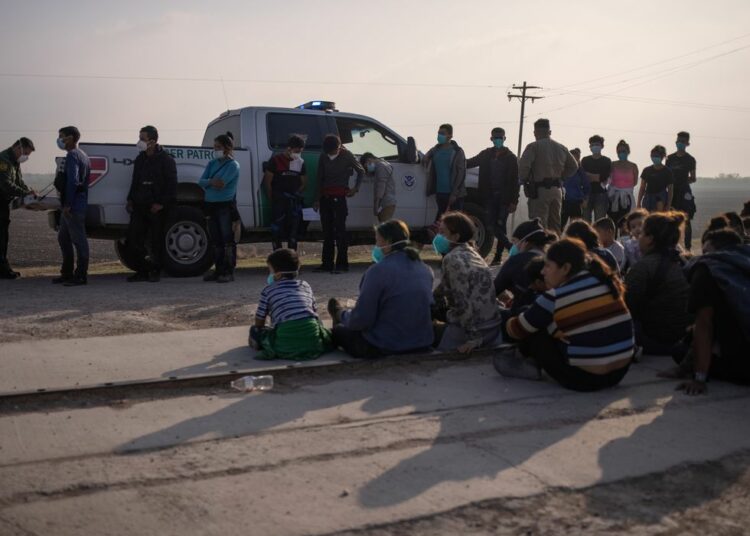 Estados Unidos registra la cifra de detenciones de inmigrantes más alta jamás registrada en la frontera con México