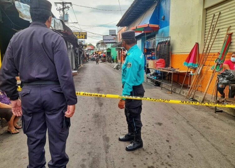 Hombre se quita la vida tras herir de bala a su pareja en el mercado de San Miguel