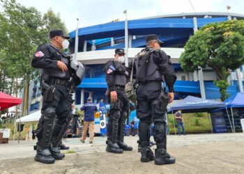 Fuerte presencia de la PNC en el Estadio Cuscatlán, previo al encuentro entre El Salvador y México