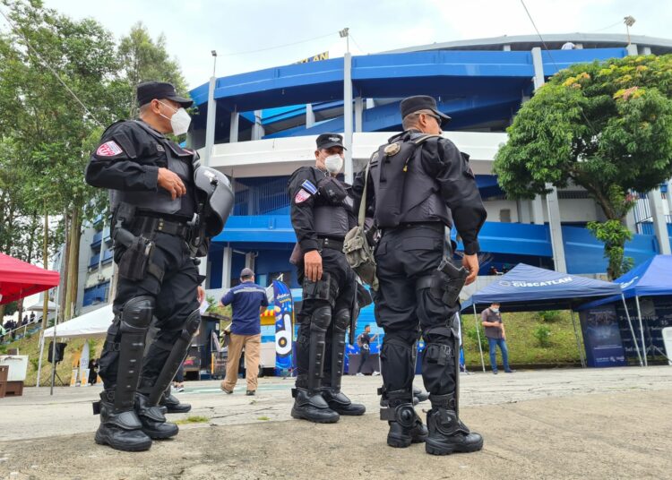 Fuerte presencia de la PNC en el Estadio Cuscatlán, previo al encuentro entre El Salvador y México