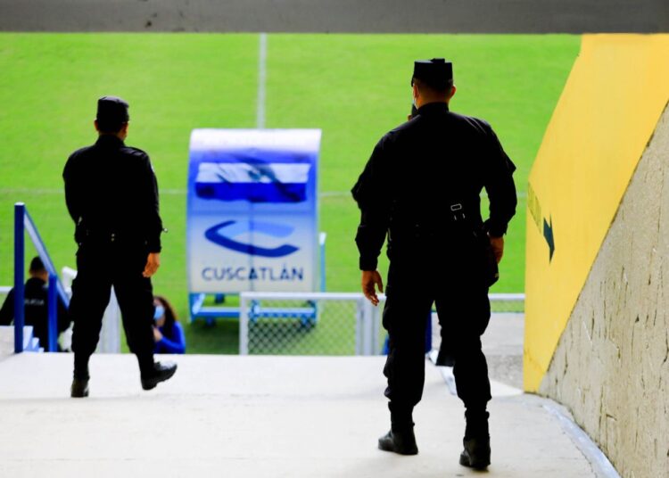 Fuerte presencia policial en los alrededores del Estadio Cuscatlán, previo al encuentro entre El Salvador y Panamá